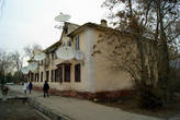 Старый дом в Ашхабаде со спутниковыми антеннами