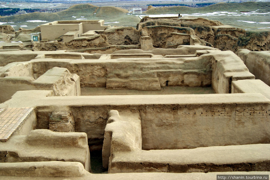 Руины глинобитных зданий Старой Нисы Столичный регион Ашхабад, Туркмения