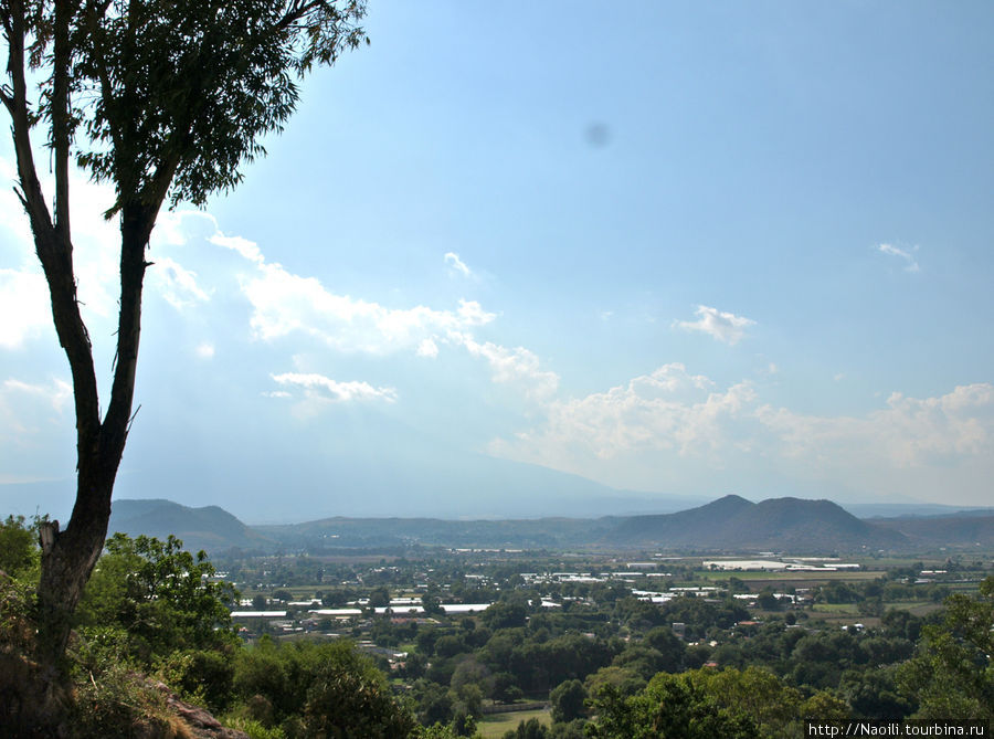 Городок цветов и зелени в окружении гор Атлиско, Мексика