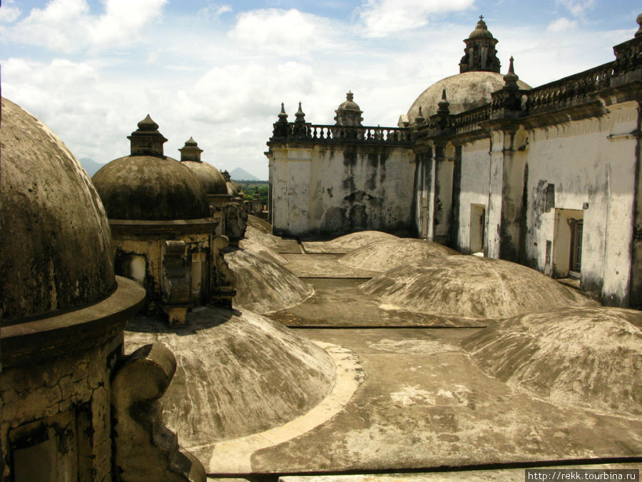 На крышу кафедрального собора можно забраться, если найдете офис, где продаются копеечные билеты Никарагуа