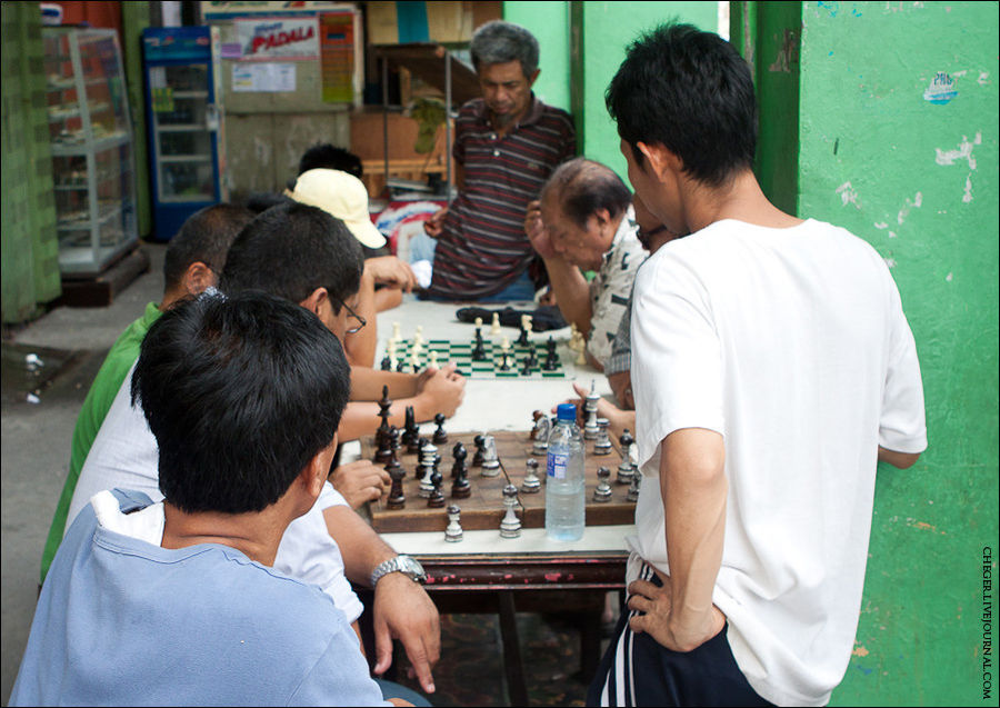 Наряду с баскетболом шахматы являются их излюбленным спортом, особенно для тех, кто постарше. Играют они везде — вплоть до расчерчивания асфальта мелом Манила, Филиппины