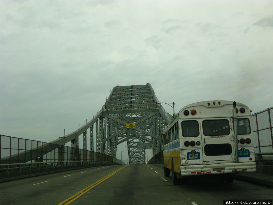 Потом наш Кадиллак повез нас на мост Puente de las Americas (Мост обеих Америк). Он является символом города. Панама-Сити, Панама