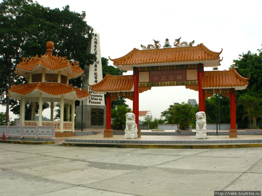 Около моста мемориал памяти тех самых китайских строителей канала, которые погибли во время французской Панамской авантюры Панама-Сити, Панама