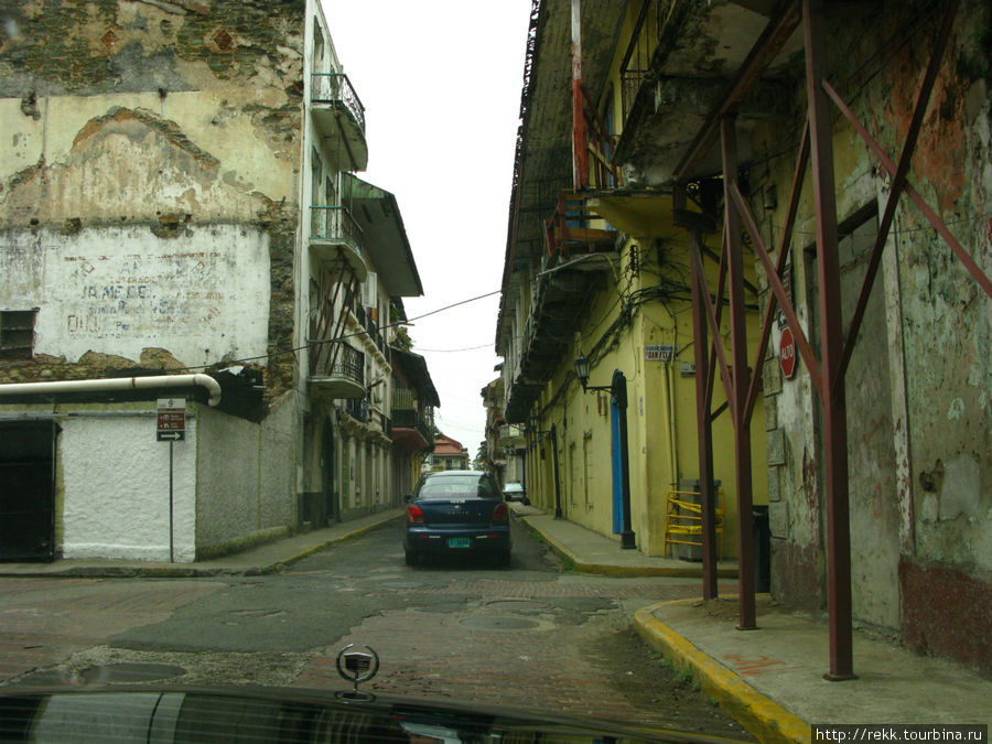 Мы поехали смотреть Каско Вьехо — старую часть Панама сити, которая была построена после того, как знаменитый пират Генри Морган Разрушил и разграбил самую первую Панаму — Панама Вьехо. Мне эта часть города чем то напомнила старую часть Гаваны Панама-Сити, Панама