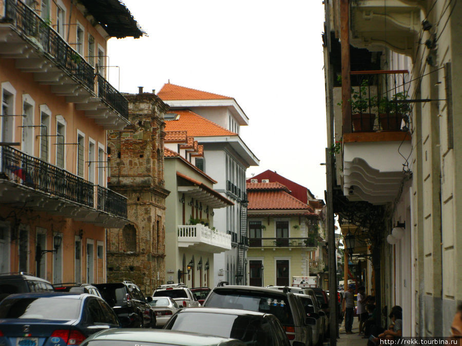 Здесь и сейчас живут и работают люди. Поскольку туризм развивается, то и Каско Вьехо поддерживают на должном уровне Панама-Сити, Панама