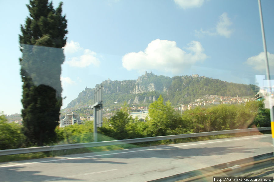Еще с шоссе видна гора Титано, резко обрывающаяся с одной стороны. На вершине этой горы видно несколько красивых замоков с башнями. Сан-Марино