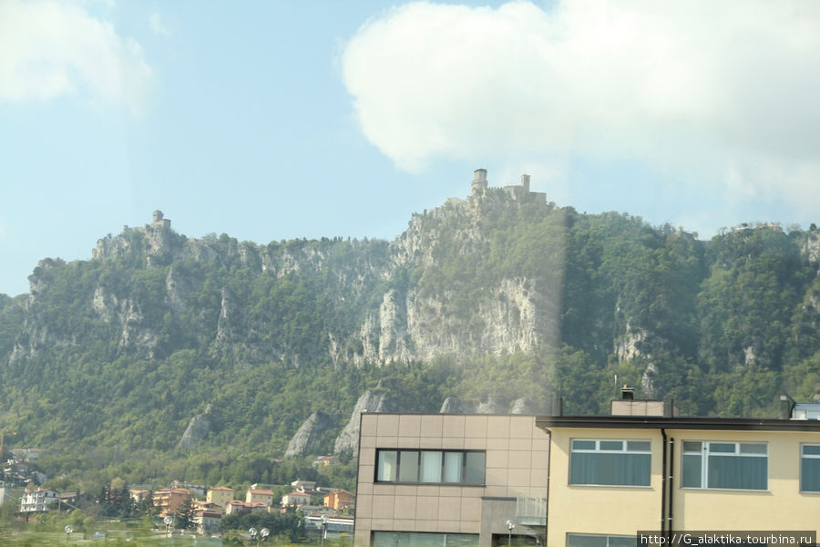 Еще с шоссе видна гора Титано, резко обрывающаяся с одной стороны. На вершине этой горы видно несколько красивых замоков с башнями. Прямо как ласточкины гнёзда Сан-Марино
