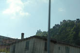Еще с шоссе видна гора Титано, резко обрывающаяся с одной стороны. На вершине этой горы видно несколько красивых замоков с башнями.