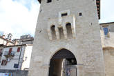 Ворота в крепостной стене, окружающей историческую часть города, с внешней стороны