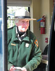 Метров через 500 — Yellowstone West Entrance. Здесь очаровательная женщина вручила нам въездной билет и карту
