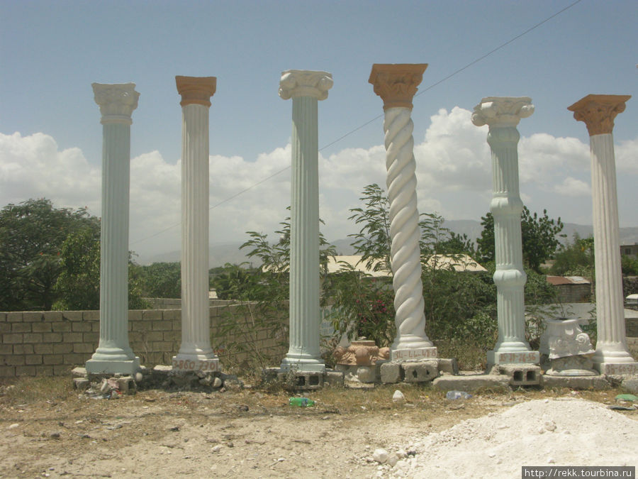 Кто-то продает колонны у дороги. Кому в Гаити, интересно мне, в здравом уме, нужна такая колонна? Для какого дома? Но, наверное, спрос есть, раз кто-то торгует. Гаити