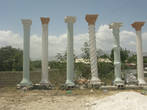Кто-то продает колонны у дороги. Кому в Гаити, интересно мне, в здравом уме, нужна такая колонна? Для какого дома? Но, наверное, спрос есть, раз кто-то торгует.