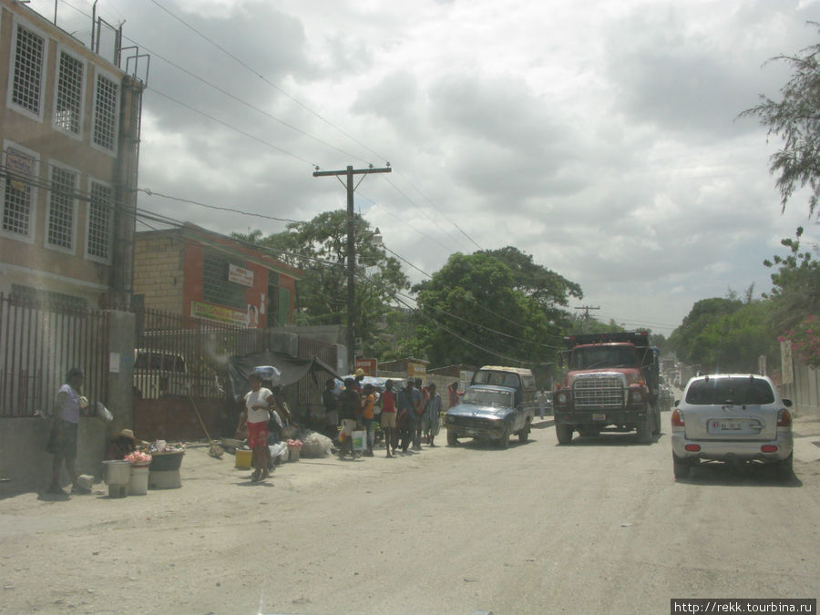 Деньги в Гаити идут от родственников гаитян, которые работают (часто нелегально) в других странах. Вообще столько контор Western Union на каждом углу я в жизни не видел Гаити