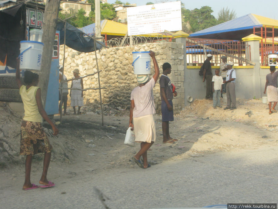 Город просыпается. Непонятное для туристов движение Гаити