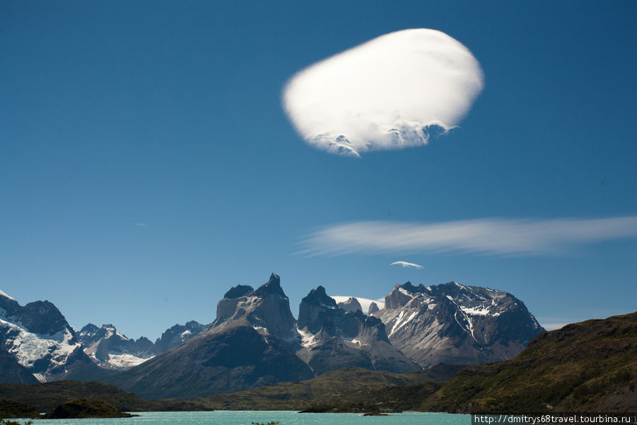 Торрес-дель-Пайн - горы, облака, кара-кара. Национальный парк Торрес-дель-Пайне, Чили
