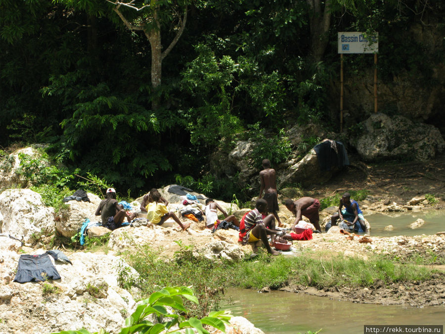Люди стирают белье в чистейшей горной воде. Стиральных машин нет, так как нет электричества Гаити