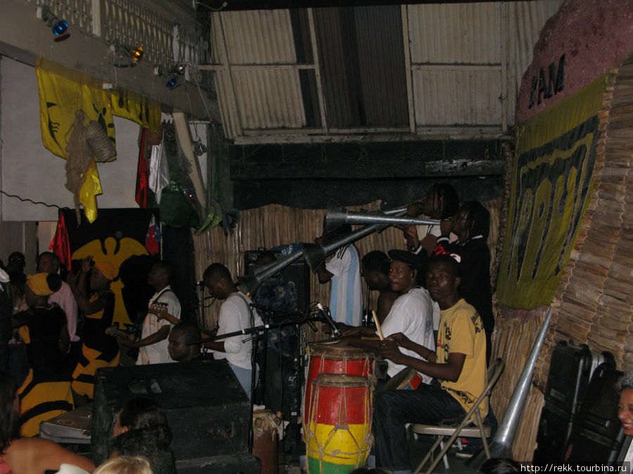 Группа большая.  Много барабанов, которые отбивают африканский ритм Гаити