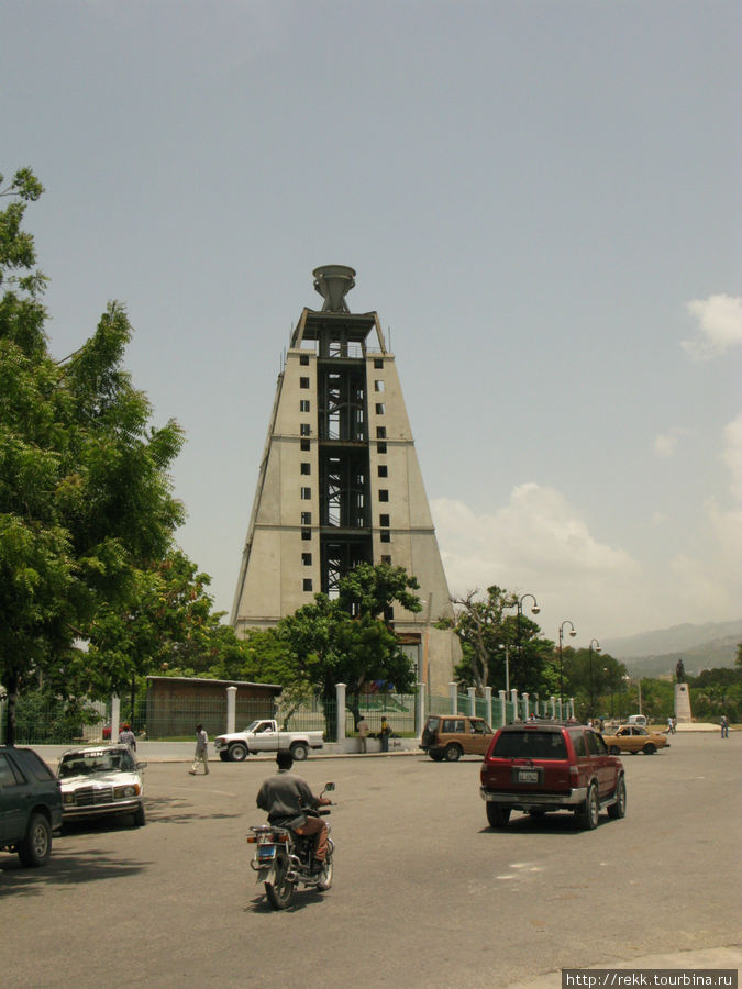Вот монумент о котором я уже расскзывал. Недостроенный Аристидисом памятник 200-летию независимости Гаити. Так он и стоит, незаконченный. Гаити