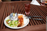 Гарниром к лососю стал запеченный в фольге картофель. Так же в Финляндии очень популярен соус: сметана, лук и чеснок.