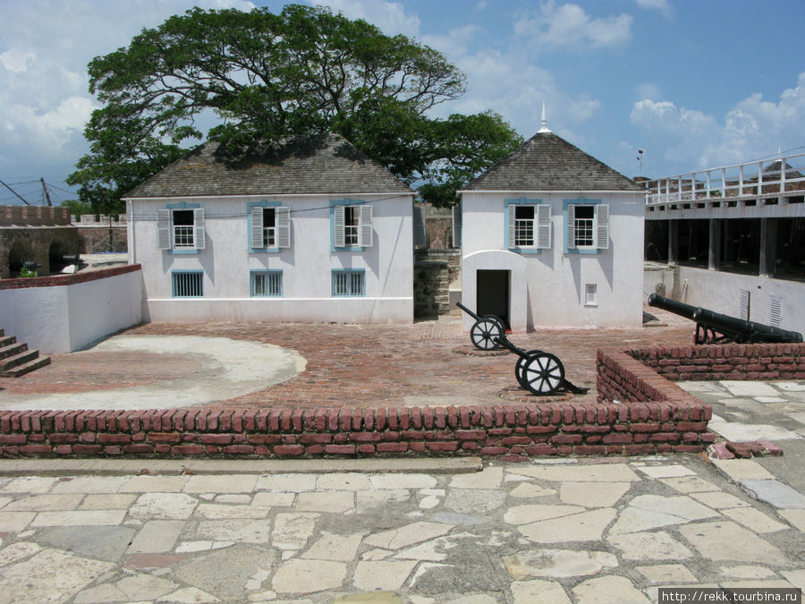 В форте — маленький музей. Мебель, кривоватые бутылки, утварь пиратских времен Ямайка
