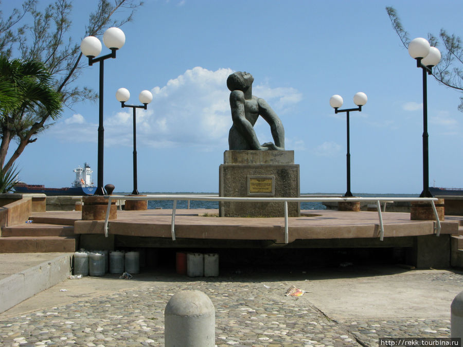 Это монумент поднимающегося с колен раба. Типа нашего Поднимающего знамя Ямайка