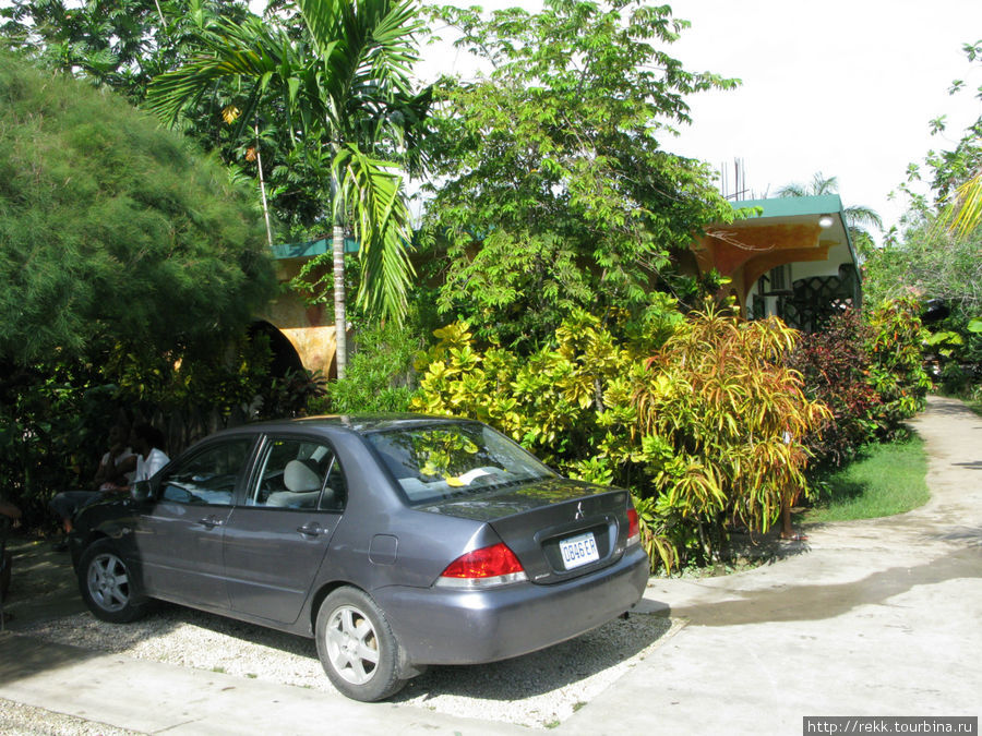 Это наш Мицубиси Лансер, припаркованный в Санрайсе Ямайка