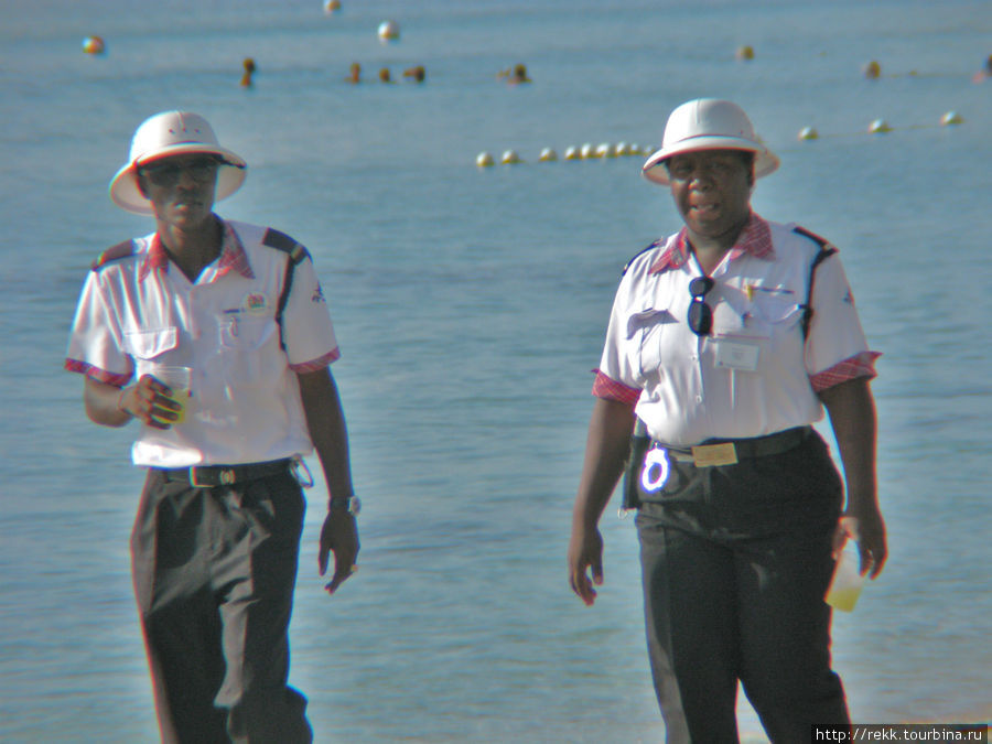 По пляжу ходят полицейские. Но они тоже верят в эфиопского бога и смотрят сквозь пальцы на укуренных соотечественников Ямайка