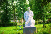 Памятник Ленину. Стоит в парке. Памятник не совсем традиционный.