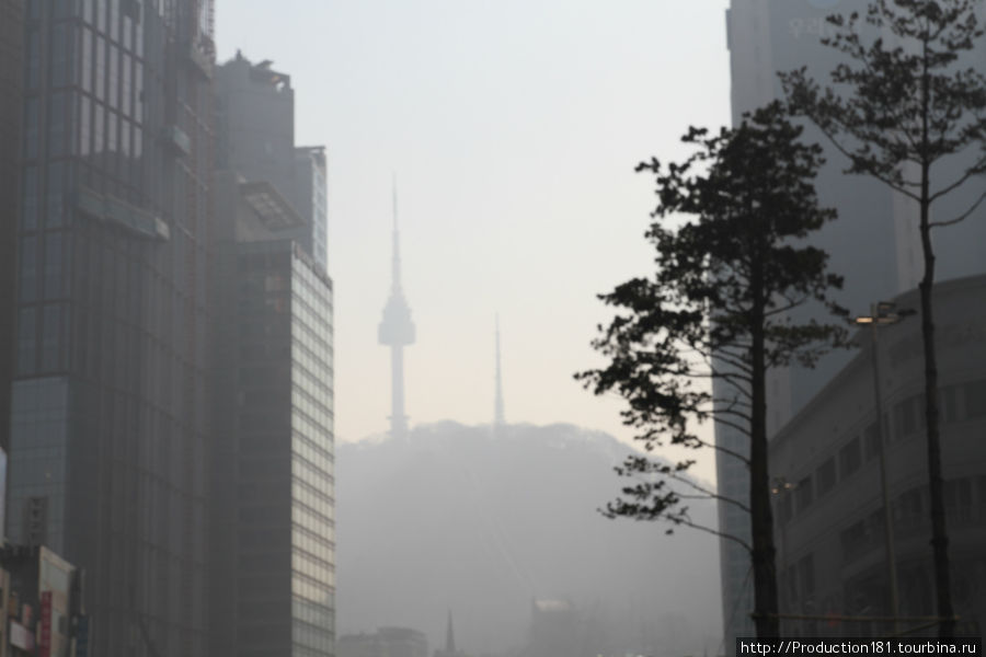 Подхожу к Сеульской башне. Она в странном тумане — как и весь в город. Как мне потом сказали это желтый дым который приходит с Китая) Сеул, Республика Корея