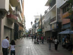 Улица, идущая параллельно улице Падре Беллини — Эль Конде, фонарями похожа на наш Арбат. тут после обеда развернется торговля сувенирами и гаитянским искусством. После поездки в Гаити мы знаем, где купить хороший гаитянский арт в Порт-о-Пренсе, но для нерисковых туристов — это самое лучшее место для покупки гаитянских сувениров. Я считаю, гаитяне талантливее доминиканцев, хотя это утверждение весьма спорно