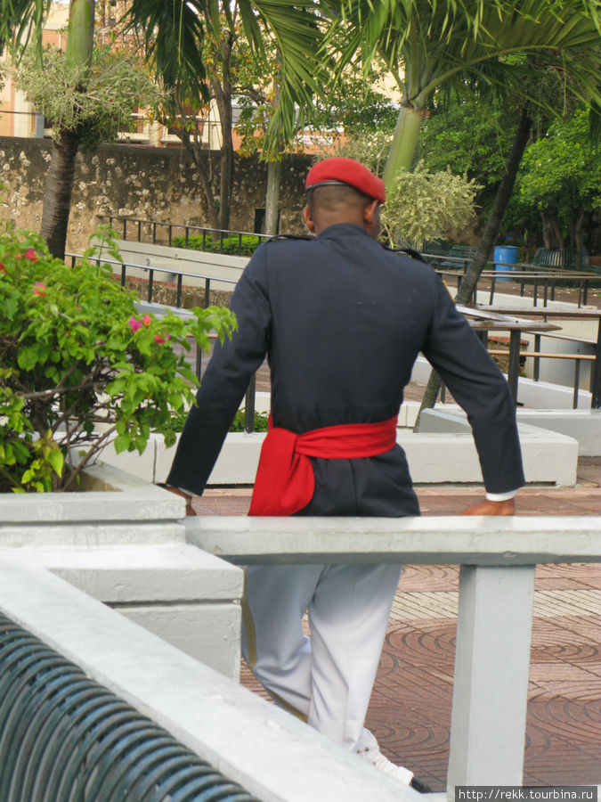 Воровской снимок полицейского со спины. Но здесь, в Латинской Америке, форма у военных и у полицейских такая попугаячья, что не снимать их невозможно Доминиканская Республика