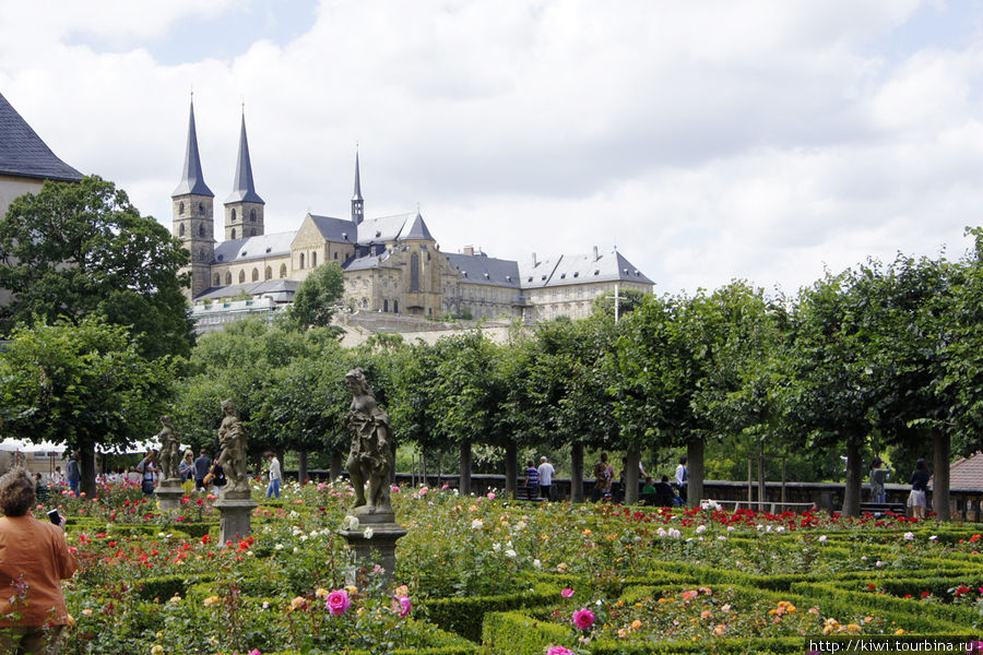 Вид на церковь святого Михаила из Розового сада Бамберг, Германия