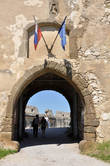 Сегодня — это главный вход в крепость, а когда-то — ворота нижнего двора.