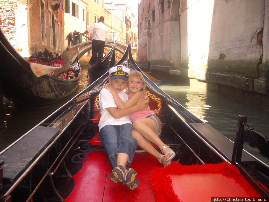 Мои детки в Венеции. Прокатиться на гондоле стоило 150 евро кажется... (час) Венеция, Италия