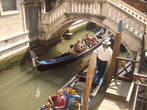 Мне кстати после поездки в Венецию еще потом несколько раз снилась эта мутная вода каналов. Как будто я в ней плаваю. Вобще, говорят плавать в мутной воде — не хороший сон :(