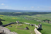 Нижний двор крепости и система его укреплений, обновленная в 13-ом столетии, перед нашествием войск Батыя на Европу.