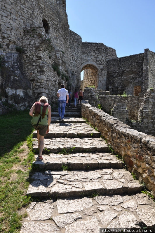 Разные ярусы крепости связывают мощенные камнем переходы и откидные деревянные мосты, что были частью  защитной системы Спишского Града.