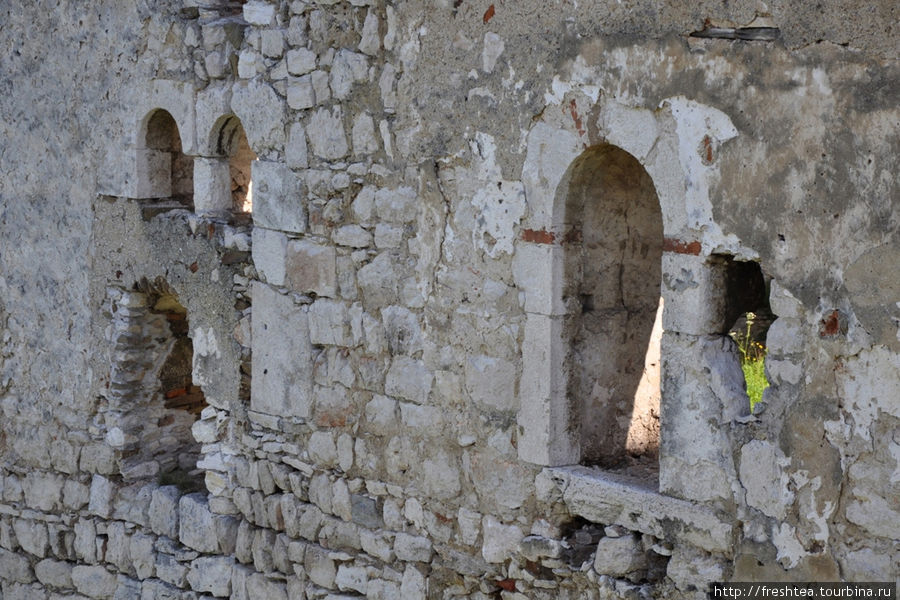 Окна разной величины были устроены в мощной крепостной стене для контроля за подступами к Граду.