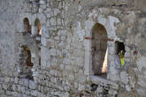 Окна разной величины были устроены в мощной крепостной стене для контроля за подступами к Граду.