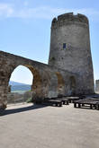 Мощный донжон — будто в средневековых замках на Луаре во Франции. Как и полагается, он — внутри крепости, а не на стене.