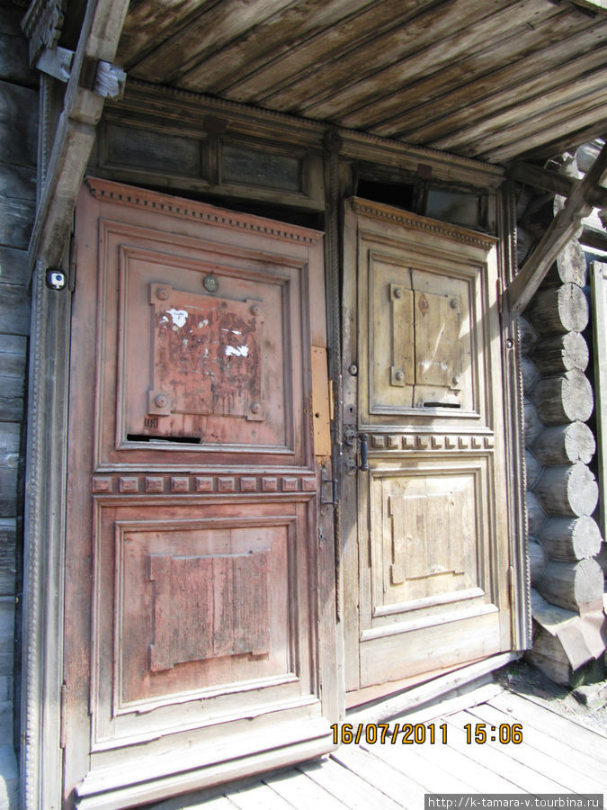 входные двери в обычный жилой дом Томск, Россия