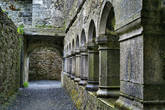 В монастыре Ross Errily Friary — колонны внутреннего дворика