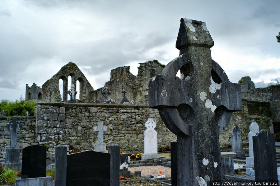 Руины и кладбище Cong Abbey. Графство Голуэй, Ирландия