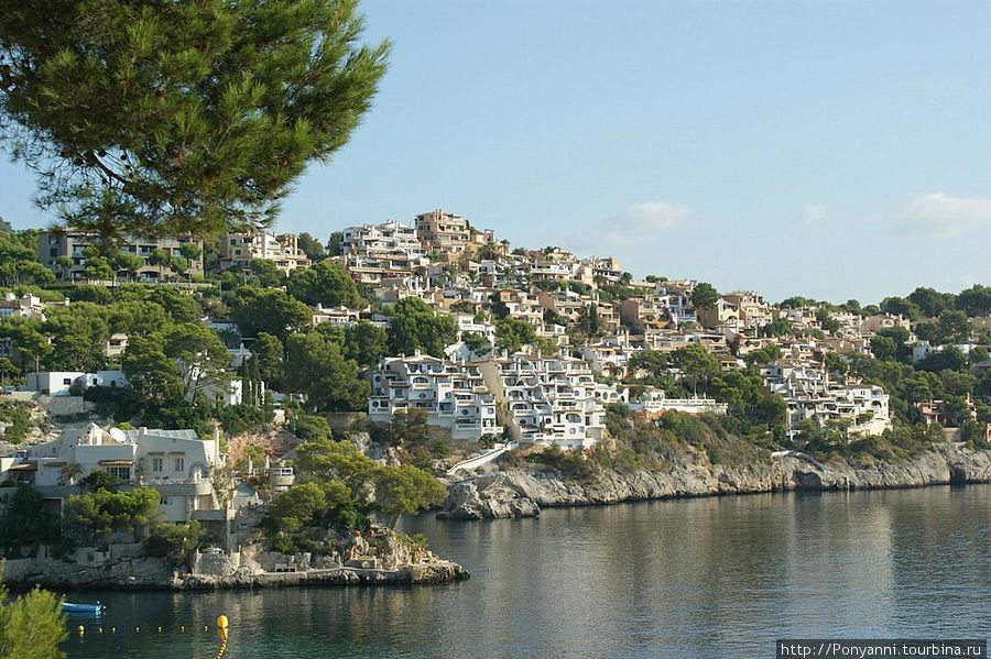 Вид с моря на квартал  Can Fornellis Пагуэра, остров Майорка, Испания