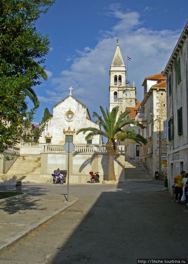 Центральная площадь и собор Супетар, остров Брач, Хорватия
