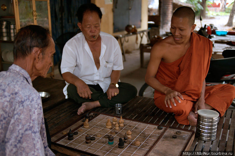 После полудня традиционная игра в шахматы, в Камбодже это национальное развлечение на досуге, как петанк в Лаосе или карточные игры в Китае. Люди приходят в монастырь поиграть в шахматы в сиесту.
