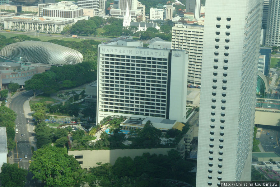Отель Мандарин Ориенталь (в котором мы жили) с обзорного колеса. Сингапур (город-государство)