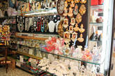 Сан-Марино,  историческая часть, местные магазины.