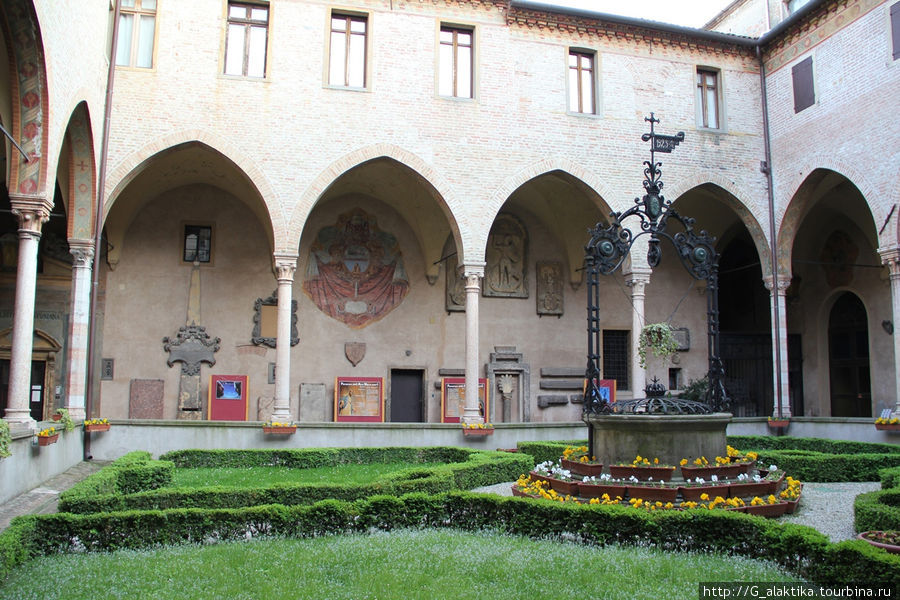 Падуя, базилика св. Антония, внутриние квадратные дворики очень красивы. Падуя, Италия
