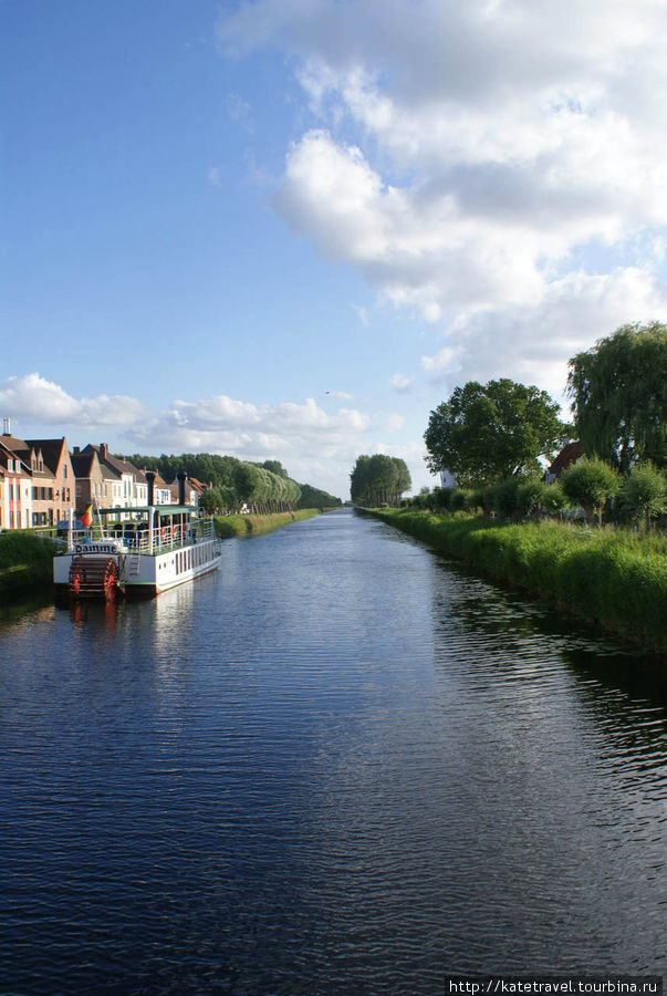 Канал Дамзе-Ваарт; слева — тот самый колесный теплоход Дамм, Бельгия